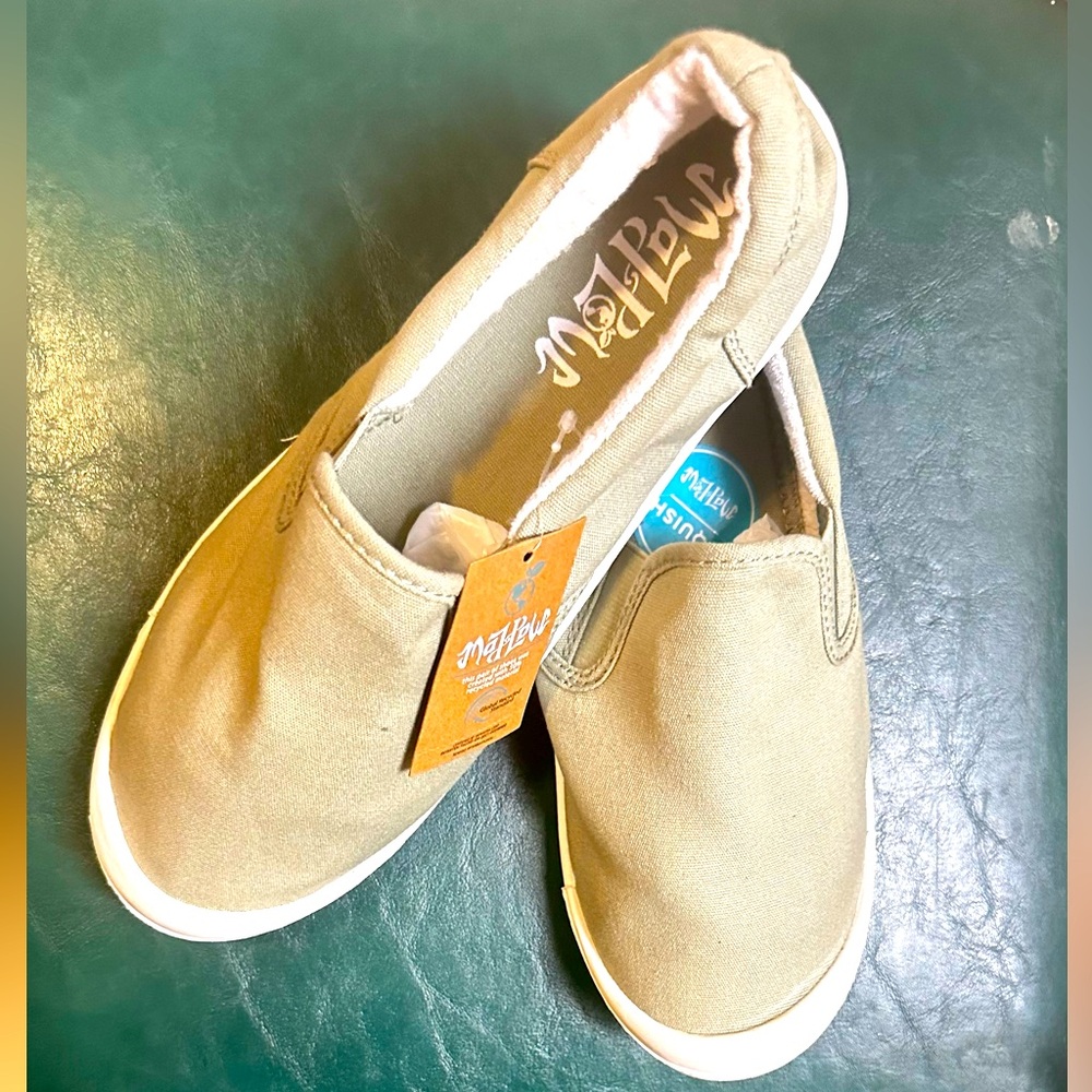 Light sage green Slip-On Canvas Shoes ten medium width MADLOVE